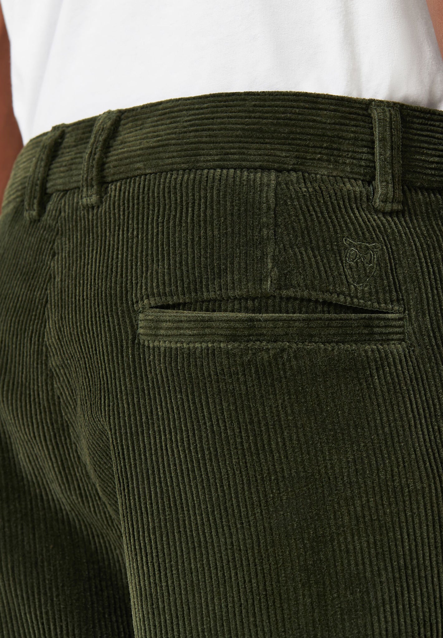 KNOWLEDGE COTTON - Chuck Regular Cord Chino Pants - Forest Night - BACKYARD