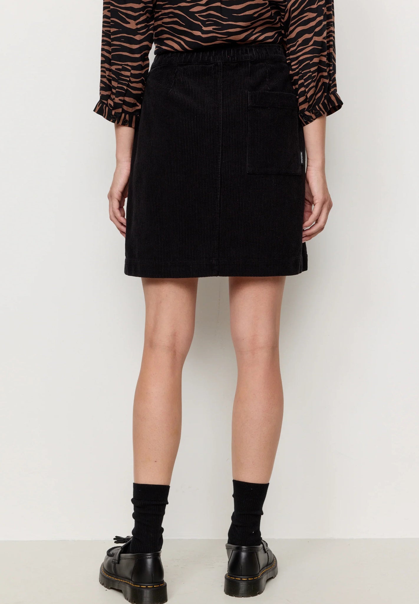 RECOLUTION - Wisteria - Black - BACKYARD