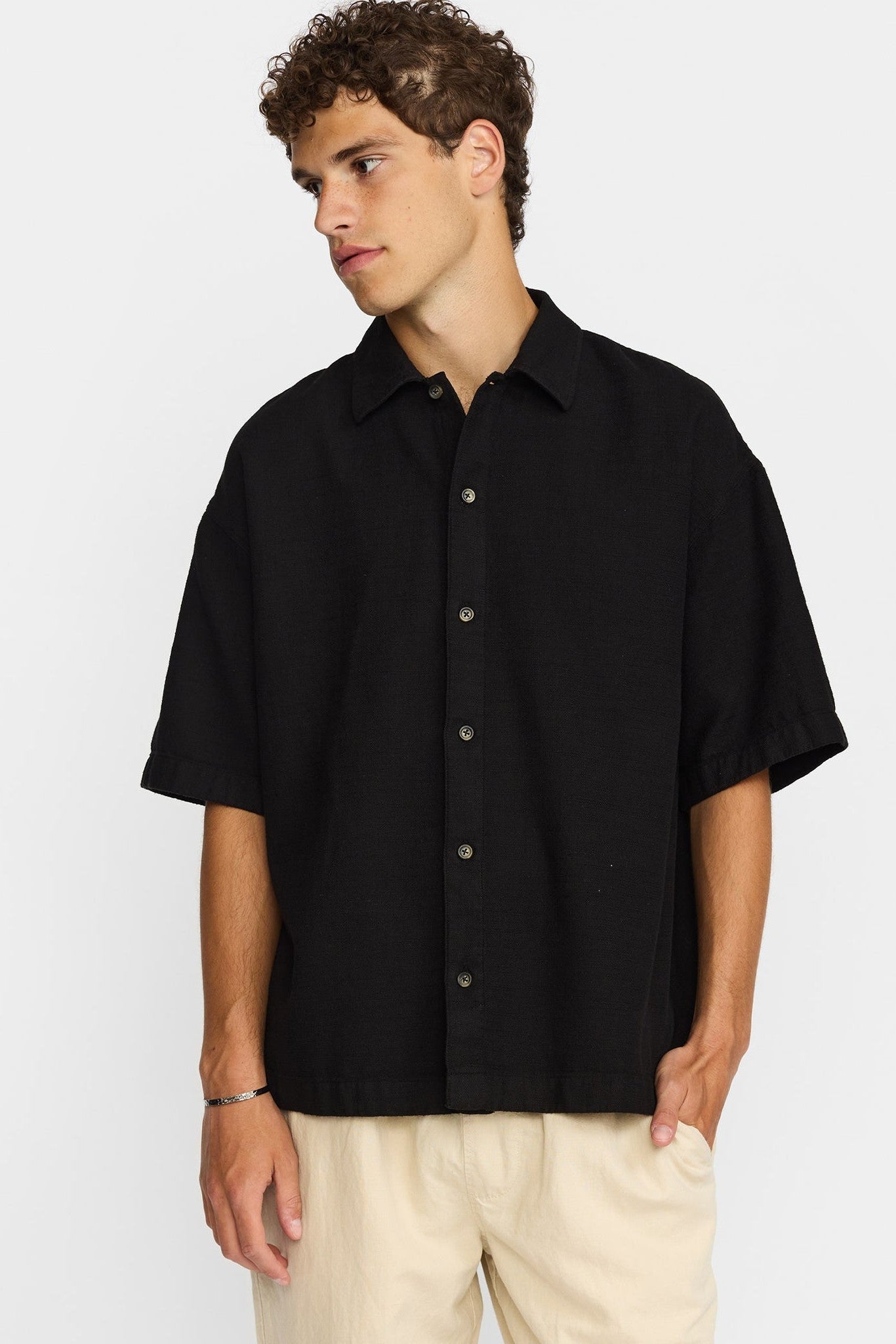 REVOLUTION - 3153 Oversize Short Sleeved Shirt - Black - BACKYARD