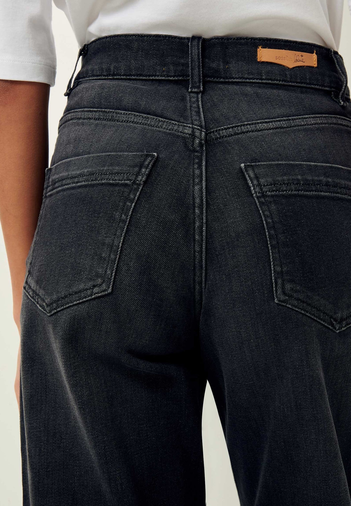 SESSUN - Bay Cruise - Brocken Black - BACKYARD