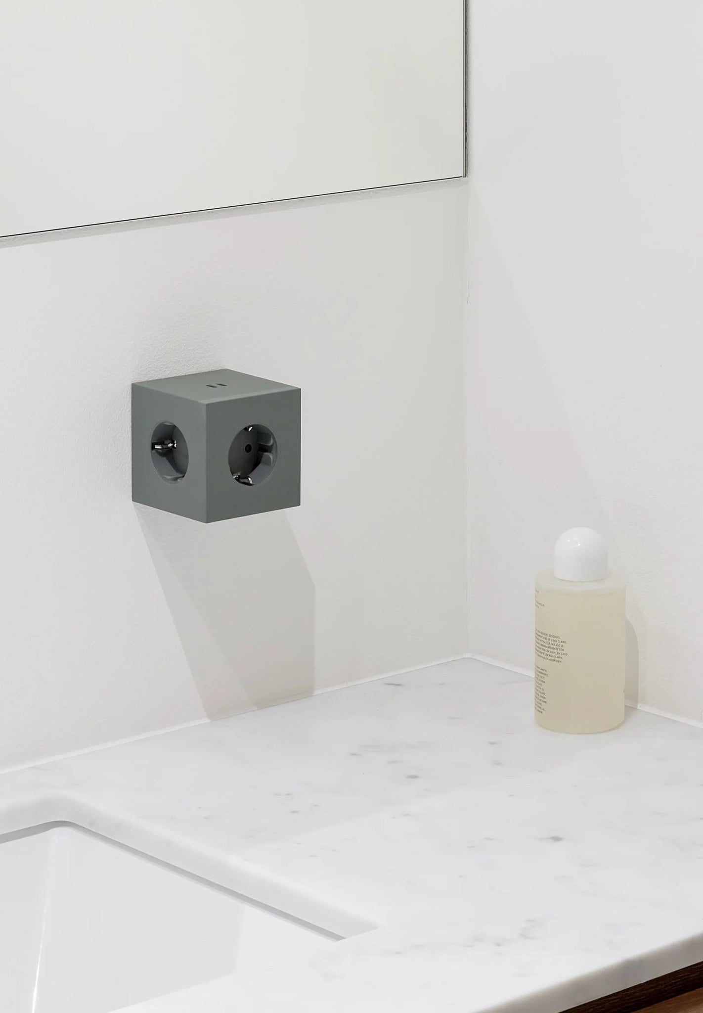 AVOLT - Square 2 - Oak Green - BACKYARD