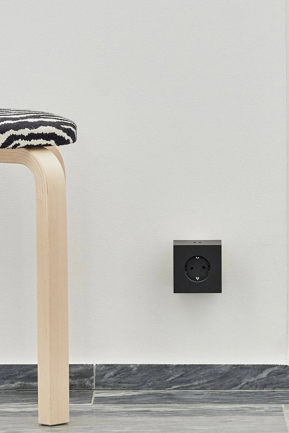 AVOLT - Square 2 - Stockholm Black - BACKYARD