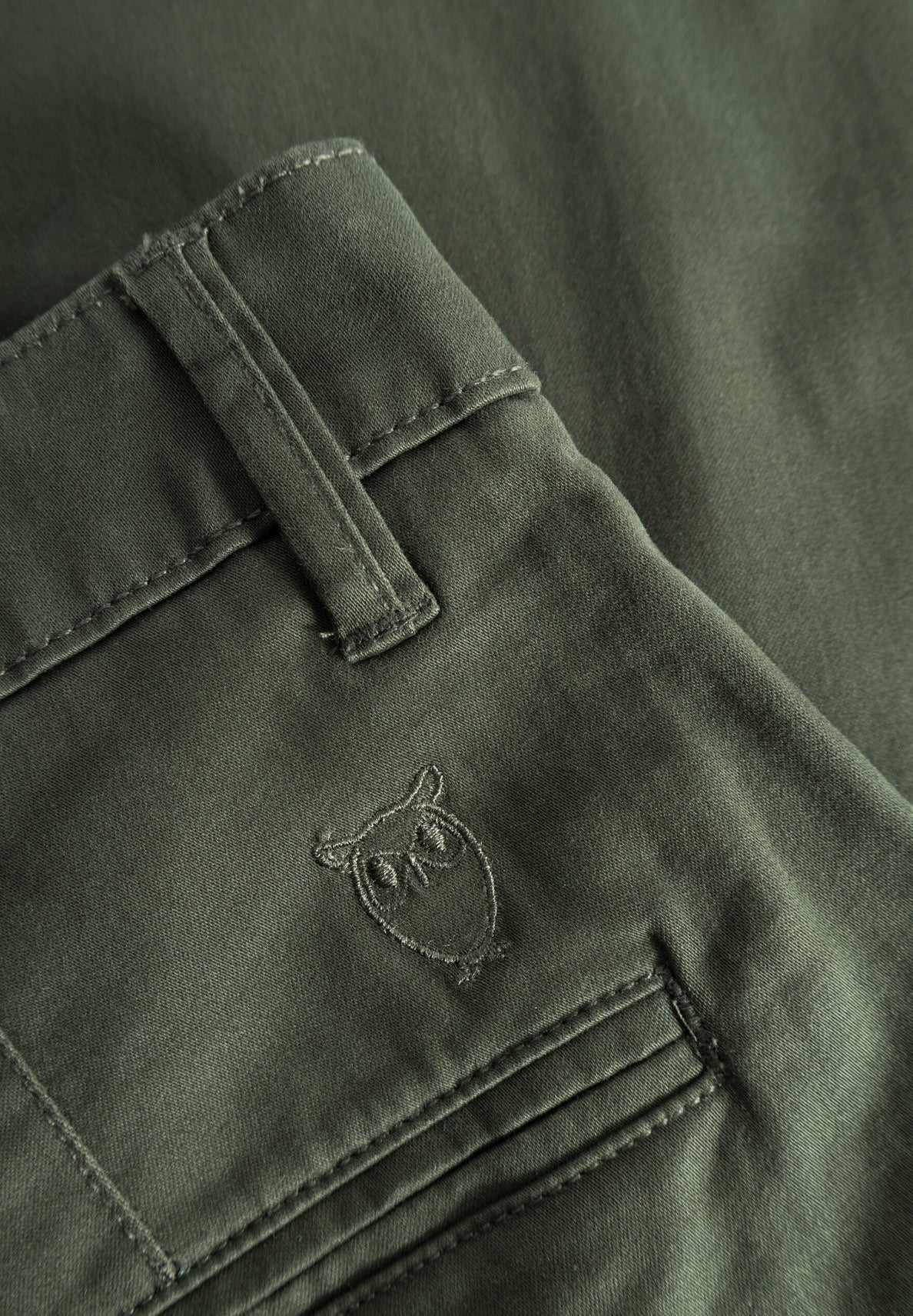 KNOWLEDGE COTTON - Luca Slim Twill Chino Pants - Forest Night - BACKYARD