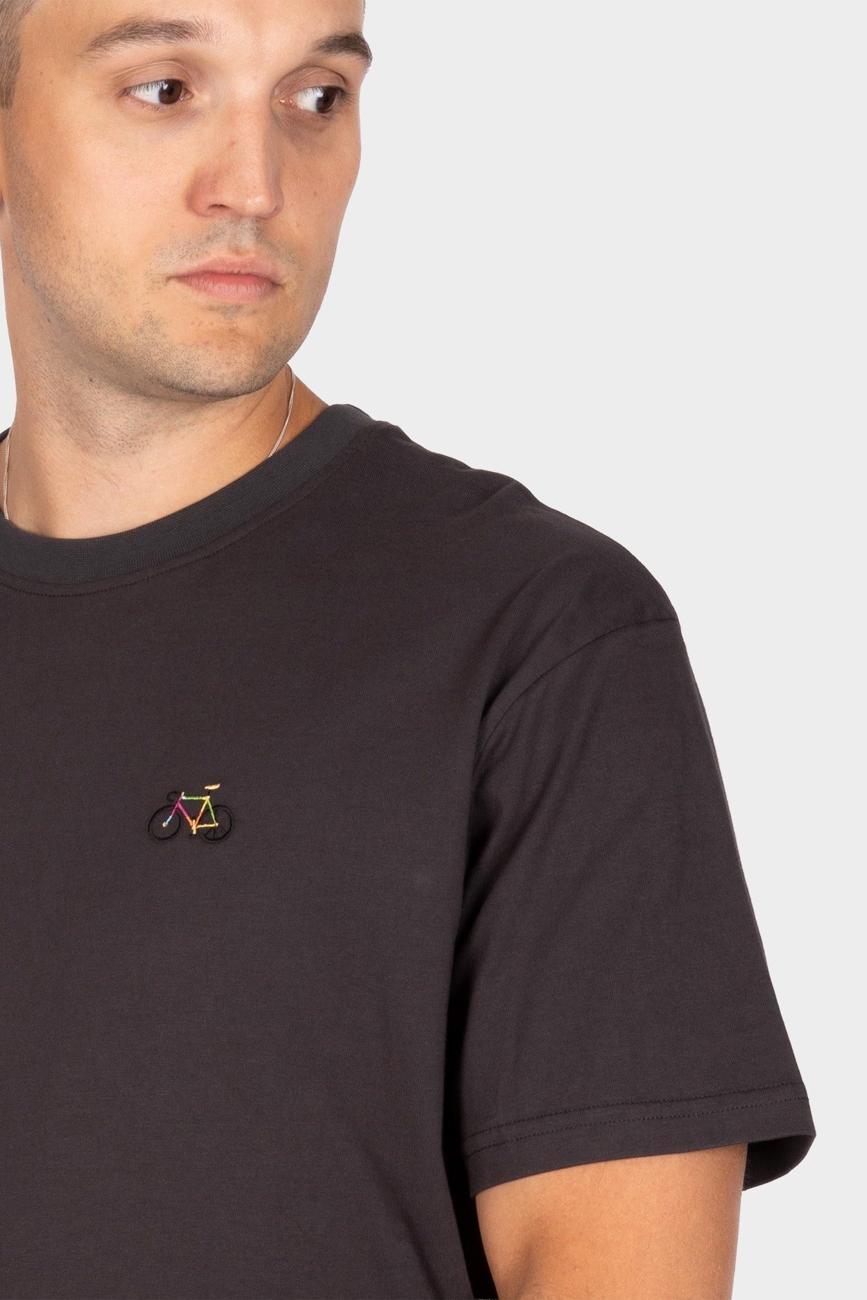 IRIEDAILY-Peaceride Emb Tee-Coal-BACKYARD