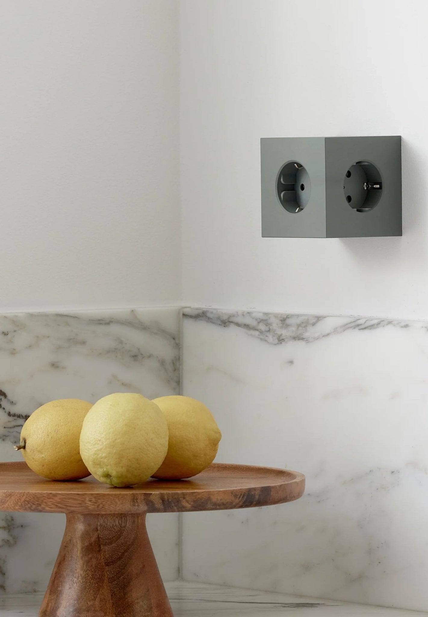 AVOLT - Square 2 - Oak Green - BACKYARD