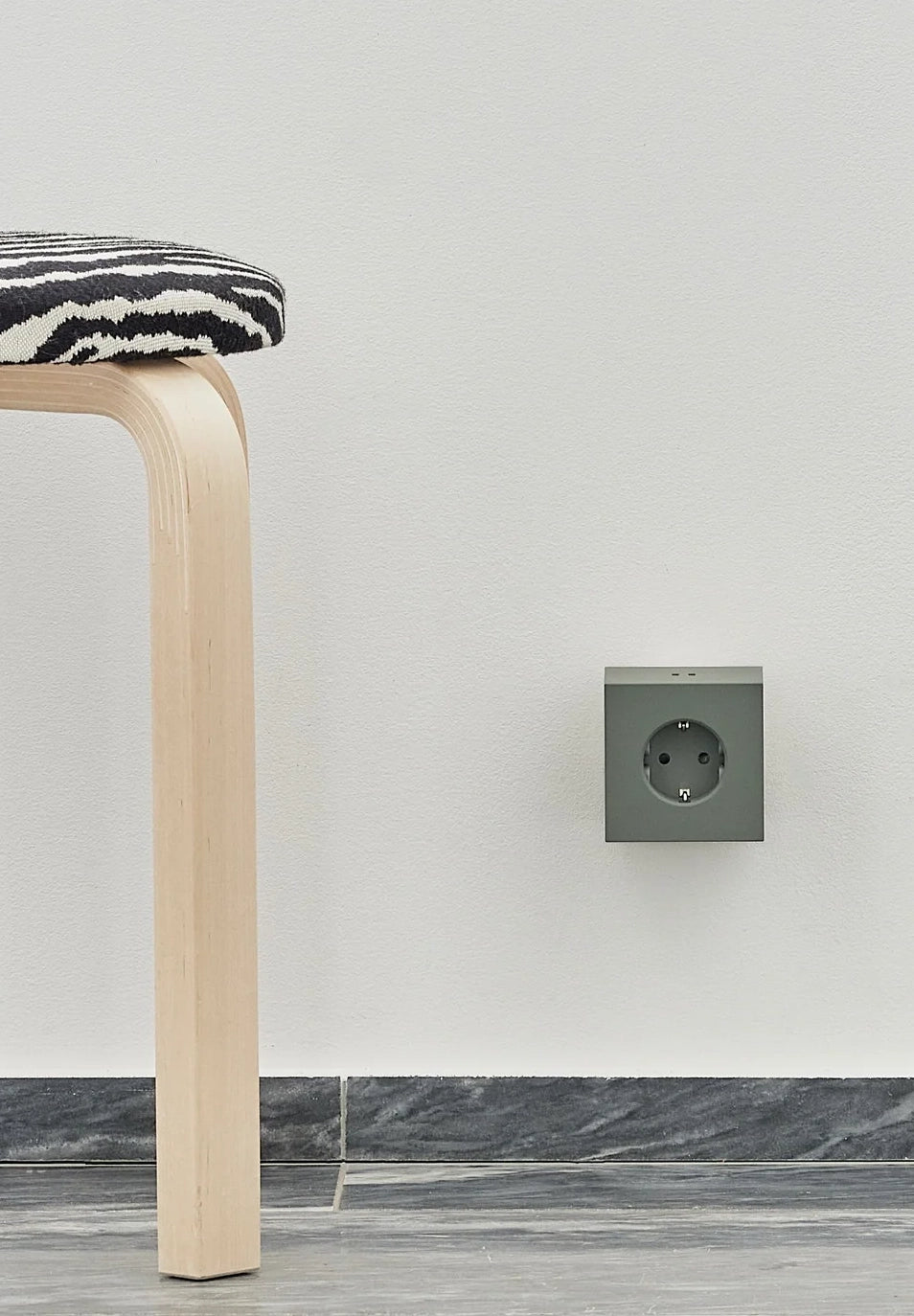 AVOLT - Square 2 - Oak Green - BACKYARD