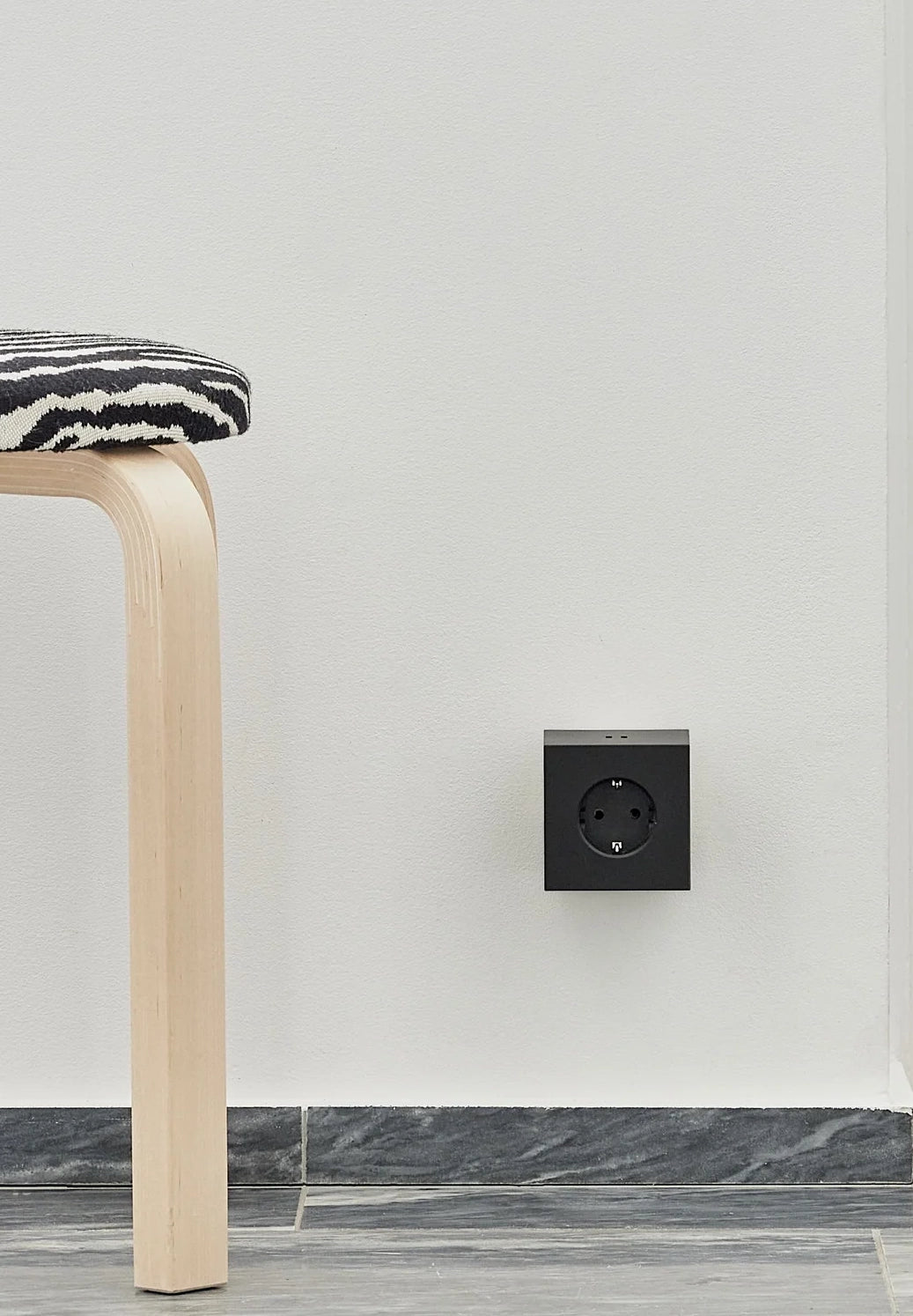 AVOLT - Square 2 - Stockholm Black - BACKYARD