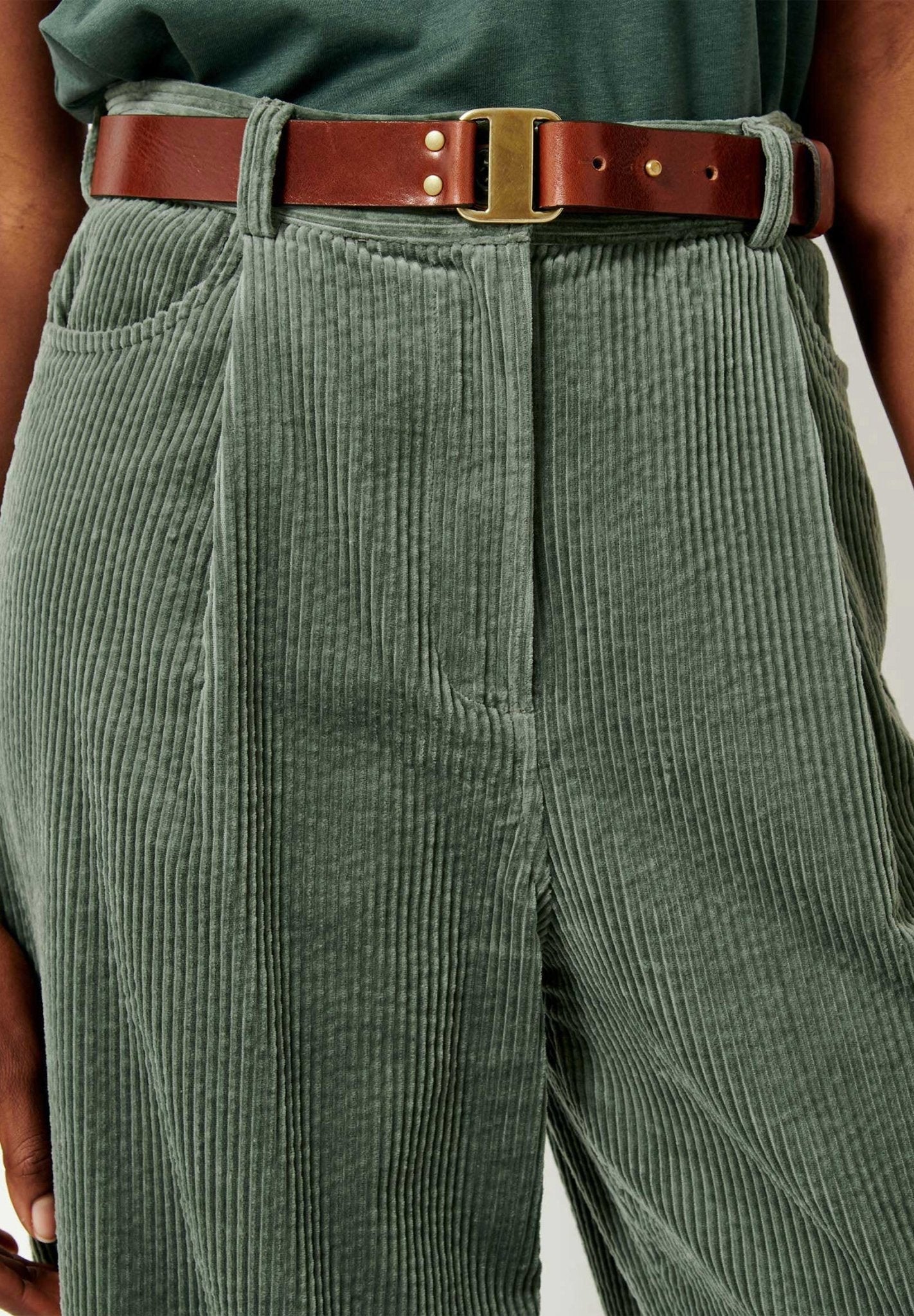 SESSUN - Insta Hello - Misty Jade - BACKYARD